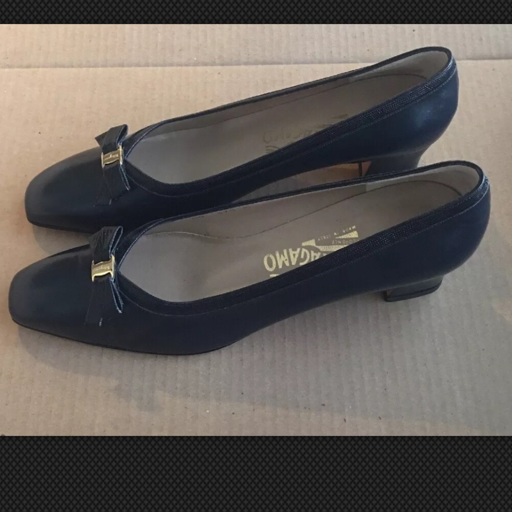 VINTAGE SALVATORE FERRAGAMO  BLACK LEATHER PUMPS - Picture 3 of 8